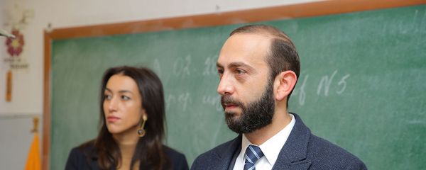 Спикер НС Армении Арарат Мирзоян с супругой Гоар Абаджян посетили военно-спортивный лицеи имени Христофора Иваняна (9 февраля 2019). Степанакерт - Sputnik Արմենիա