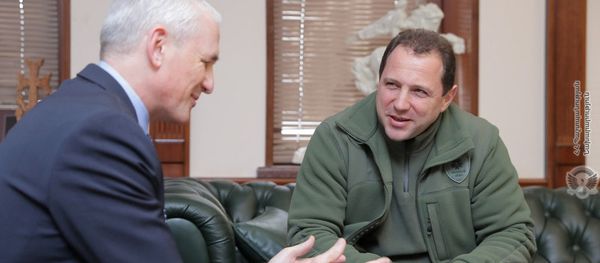 Министр обороны Армении Давид Тоноян принял координатора проектов ООН в Армении Шомби Шарпа (11 февраля 2019). Еревaн Министр обороны Армении Давид Тоноян принял координатора проектов ООН в Армении Шомби Шарпа (11 февраля 2019). Еревaн - Sputnik Армения