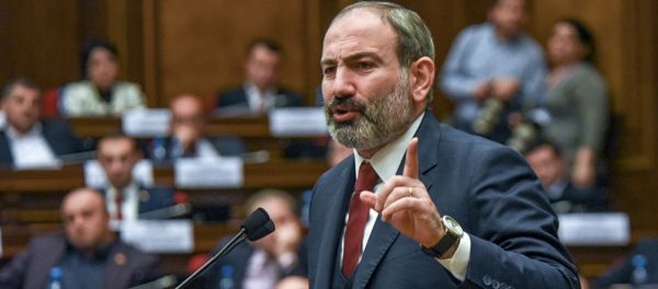 Премьер-министр Никол Пашинян на внеочередном заседании парламента Армении (12 февраля 2019). Еревaн Премьер-министр Никол Пашинян на внеочередном заседании парламента Армении (12 февраля 2019). Еревaн - Sputnik Армения