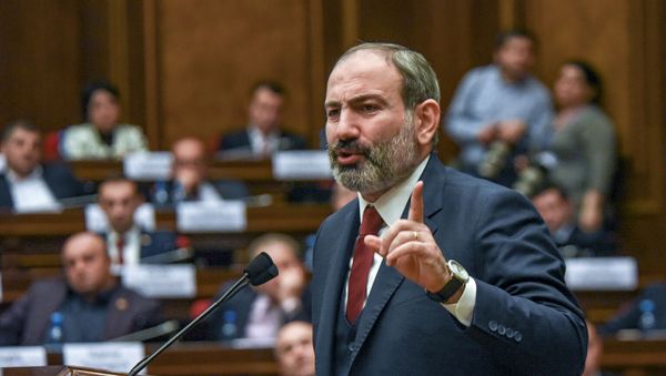 Премьер-министр Никол Пашинян на внеочередном заседании парламента Армении (12 февраля 2019). Еревaн - Sputnik Армения