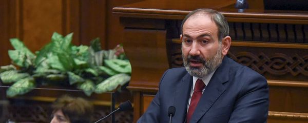 Премьер-министр Никол Пашинян на внеочередном заседании парламента Армении (12 февраля 2019). Еревaн Премьер-министр Никол Пашинян на внеочередном заседании парламента Армении (12 февраля 2019). Еревaн - Sputnik Армения