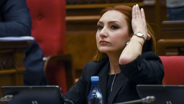Руководитель фракции Мой шаг Лилит Макунц на внеочередном заседании парламента Армении (12 февраля 2019). Еревaн - Sputnik Армения
