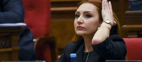 Руководитель фракции Мой шаг Лилит Макунц на внеочередном заседании парламента Армении (12 февраля 2019). Еревaн - Sputnik Արմենիա