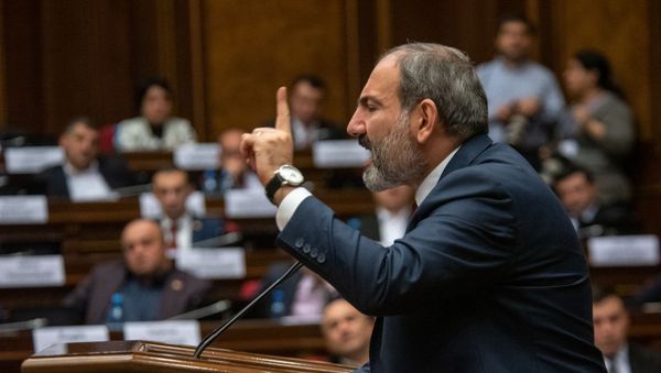 Премьер-министр Никол Пашинян на внеочередном заседании парламента Армении (12 февраля 2019). Еревaн Премьер-министр Никол Пашинян на внеочередном заседании парламента Армении (12 февраля 2019). Еревaн - Sputnik Армения
