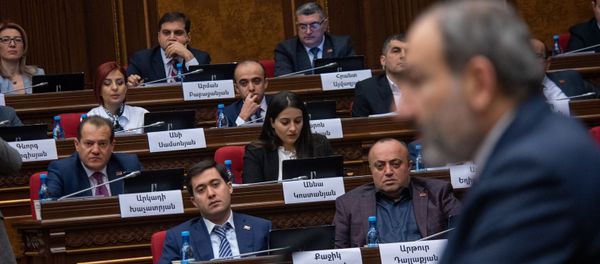 Депутаты Национального Собрания Армении слушают речь премьер-министра Никола Пашиняна на внеочередном заседании парламента (12 февраля 2019). Еревaн - Sputnik Армения