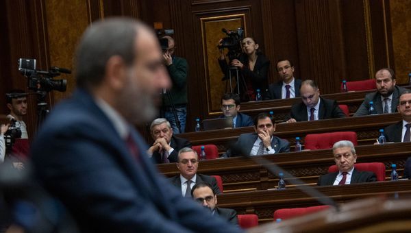 Члены правительства Армении слушают речь премьер-министра Никола Пашиняна на внеочередном заседании парламента (12 февраля 2019). Еревaн Члены правительства Армении слушают речь премьер-министра Никола Пашиняна на внеочередном заседании парламента (12 февраля 2019). Еревaн - Sputnik Армения