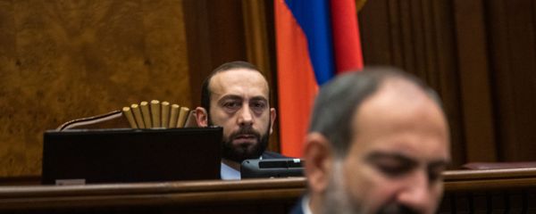 Спикер НС Армении Арарат Мирзоян слушает речь премьер-министра Никола Пашиняна на внеочередном заседании парламента (12 февраля 2019). Еревaн - Sputnik Արմենիա