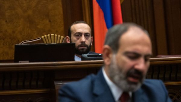 Спикер НС Армении Арарат Мирзоян слушает речь премьер-министра Никола Пашиняна на внеочередном заседании парламента (12 февраля 2019). Еревaн - Sputnik Արմենիա