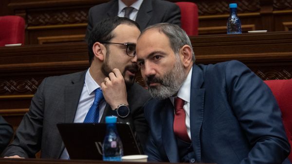 Премьер-министр Никол Пашинян и вице-премьер Тигран Авинян на внеочередном заседании парламента (12 февраля 2019). Еревaн Премьер-министр Никол Пашинян и вице-премьер Тигран Авинян на внеочередном заседании парламента (12 февраля 2019). Еревaн - Sputnik Армения