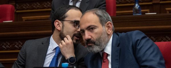 Премьер-министр Никол Пашинян и вице-премьер Тигран Авинян на внеочередном заседании парламента (12 февраля 2019). Еревaн - Sputnik Արմենիա
