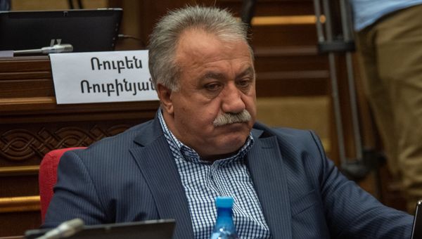 Депутат фракции Мой шаг Сасун Микаелян на внеочередном заседании парламента Армении (12 февраля 2019). Еревaн - Sputnik Армения