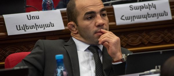 Депутат фракции Мой шаг Арсен Джулфалакян на внеочередном заседании парламента Армении (12 февраля 2019). Еревaн - Sputnik Արմենիա