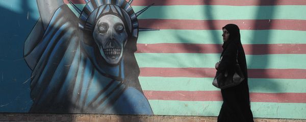 Граффити на стене бывшего посольства США в Тегеране. - Sputnik Армения