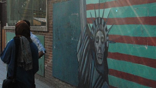 Граффити на стене бывшего посольства США в Тегеране. - Sputnik Армения