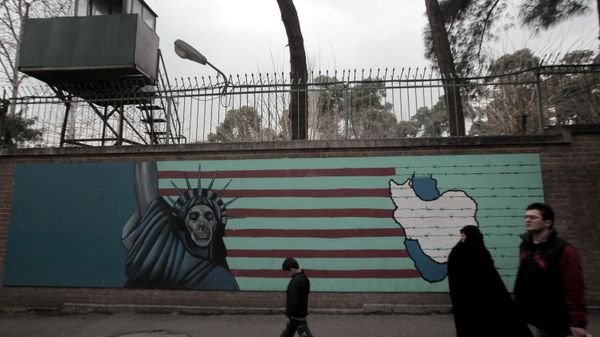 Граффити на стене бывшего посольства США в Тегеране. Граффити на стене бывшего посольства США в Тегеране. - Sputnik Армения