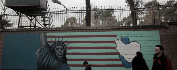 Граффити на стене бывшего посольства США в Тегеране. - Sputnik Армения