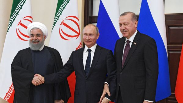 Президенты России, Турции и Ирана Владимир Путин, Реджеп Эрдоган и Хасан Рухани во время трёхсторонней встречи глав государств – гарантов астанинского процесса содействия сирийскому урегулированию (14 февраля 2019). Сочи Президенты России, Турции и Ирана Владимир Путин, Реджеп Эрдоган и Хасан Рухани во время трёхсторонней встречи глав государств – гарантов астанинского процесса содействия сирийскому урегулированию (14 февраля 2019). Сочи - Sputnik Армения