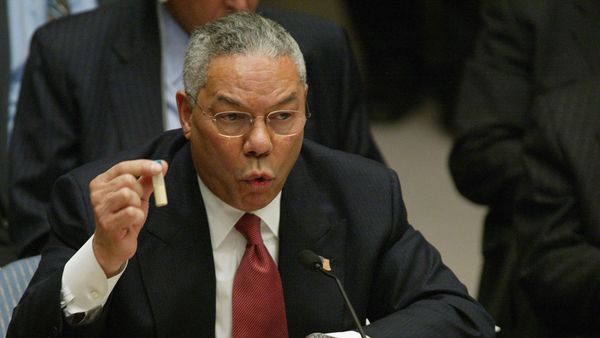 Госсекретарь США Колин Пауэлл с флаконом сибирской язвы на заседании Совета Безопасности ООН (5 февраля 2003). Нью-Йорк - Sputnik Армения