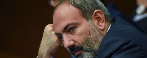 Премьер-министр Никол Пашинян на внеочередном заседании парламента Армении (14 февраля 2019). Еревaн Премьер-министр Никол Пашинян на внеочередном заседании парламента Армении (14 февраля 2019). Еревaн - Sputnik Армения