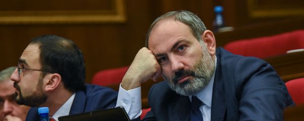 Премьер-министр Никол Пашинян на внеочередном заседании парламента Армении (14 февраля 2019). Еревaн Премьер-министр Никол Пашинян на внеочередном заседании парламента Армении (14 февраля 2019). Еревaн - Sputnik Армения