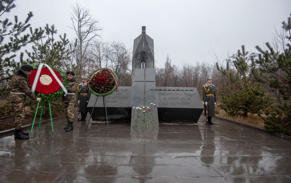 Члены Союза ветеранов войны в Афганистане возложили цветы к обелиску Героям Афганской войны (15 февраля 2019). Еревaн - Sputnik Армения
