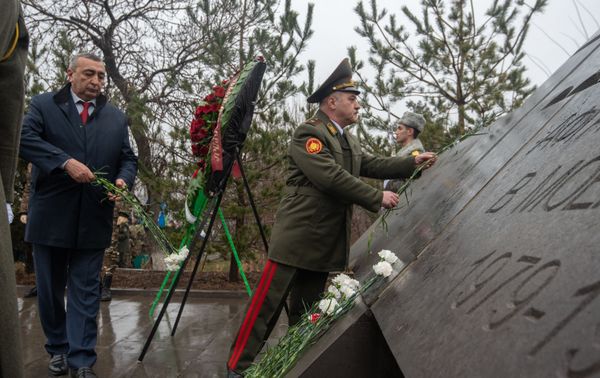 Глава Союза ветеранов войны в Афганистане Армен Мхитарян и генерал-майор Тигран Гаспарян во время возложения цветов к обелиску Героям Афганской войны (15 февраля 2019). Еревaн - Sputnik Армения