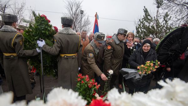 Члены Союза ветеранов войны в Афганистане возложили цветы к обелиску Героям Афганской войны (15 февраля 2019). Еревaн - Sputnik Армения