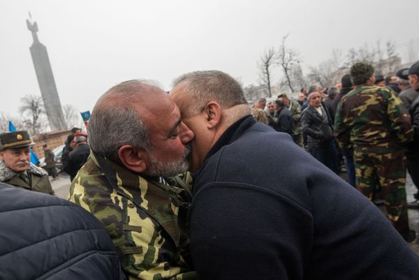 Члены Союза ветеранов войны в Афганистане возложили цветы к обелиску Героям Афганской войны (15 февраля 2019). Еревaн - Sputnik Армения