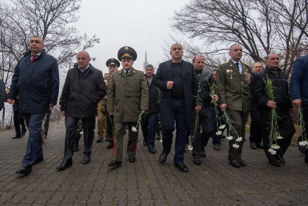 Члены Союза ветеранов войны в Афганистане возложили цветы к обелиску Героям Афганской войны (15 февраля 2019). Еревaн - Sputnik Армения