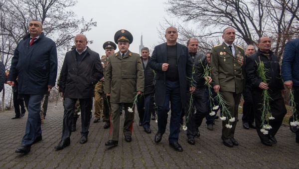 Члены Союза ветеранов войны в Афганистане возложили цветы к обелиску Героям Афганской войны (15 февраля 2019). Еревaн - Sputnik Армения