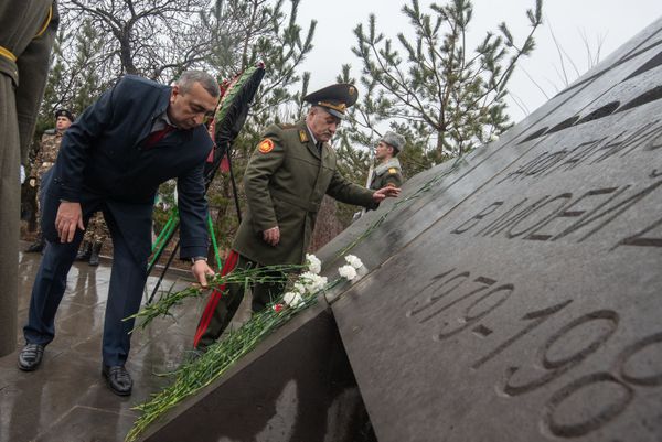 Члены Союза ветеранов войны в Афганистане возложили цветы к обелиску Героям Афганской войны (15 февраля 2019). Еревaн - Sputnik Армения