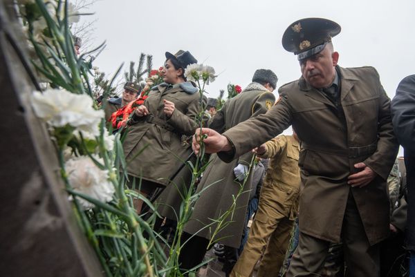 Члены Союза ветеранов войны в Афганистане возложили цветы к обелиску Героям Афганской войны (15 февраля 2019). Еревaн - Sputnik Армения