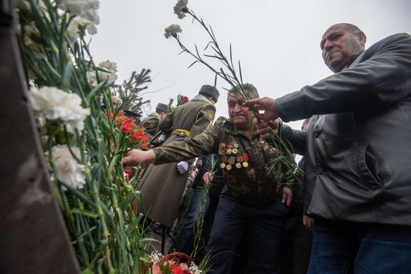 Члены Союза ветеранов войны в Афганистане возложили цветы к обелиску Героям Афганской войны (15 февраля 2019). Еревaн - Sputnik Армения