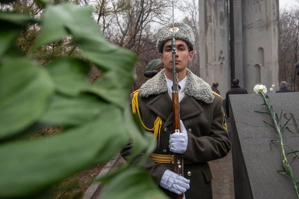Члены Союза ветеранов войны в Афганистане возложили цветы к обелиску Героям Афганской войны (15 февраля 2019). Еревaн - Sputnik Армения