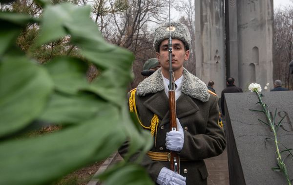 Члены Союза ветеранов войны в Афганистане возложили цветы к обелиску Героям Афганской войны (15 февраля 2019). Еревaн Члены Союза ветеранов войны в Афганистане возложили цветы к обелиску Героям Афганской войны (15 февраля 2019). Еревaн - Sputnik Армения