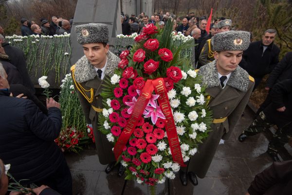 Члены Союза ветеранов войны в Афганистане возложили цветы к обелиску Героям Афганской войны (15 февраля 2019). Еревaн - Sputnik Армения