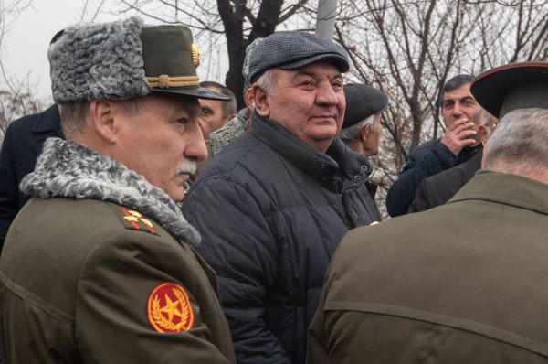 Члены Союза ветеранов войны в Афганистане возложили цветы к обелиску Героям Афганской войны (15 февраля 2019). Еревaн - Sputnik Армения