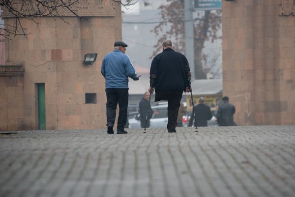 Члены Союза ветеранов войны в Афганистане возложили цветы к обелиску Героям Афганской войны (15 февраля 2019). Еревaн - Sputnik Армения