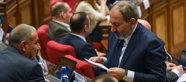 Премьер-министр Никол Пашинян на внеочередном заседании парламента Армении (14 февраля 2019). Еревaн - Sputnik Արմենիա