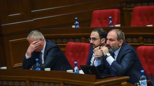 Премьер-министр Никол Пашинян и вице-премьеры Тигран Авинян и Мгер Григорян на внеочередном заседании парламента Армении (14 февраля 2019). Еревaн - Sputnik Армения
