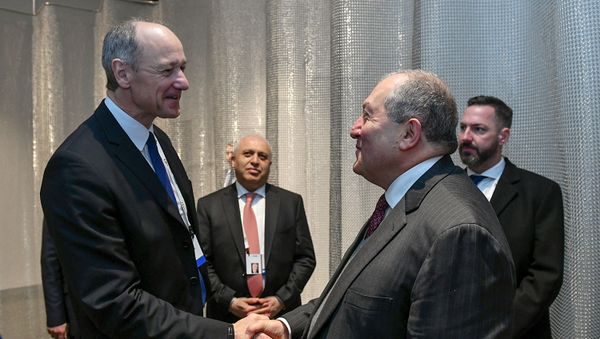 Президент Армении Армен Саркисян встретился с председаетлем совета директоров компании Siemens Роландом Бушем (15 февраля 2019). Мюнхен - Sputnik Արմենիա