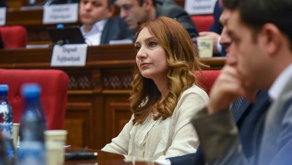 Руководитель фракции Мой шаг Лилит Макунц на внеочередном заседании парламента Армении (12 февраля 2019). Еревaн - Sputnik Армения