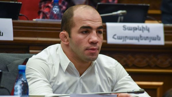 Депутат фракции Мой шаг Арсен Джулфалакян на внеочередном заседании парламента Армении (14 февраля 2019). Еревaн Депутат фракции Мой шаг Арсен Джулфалакян на внеочередном заседании парламента Армении (14 февраля 2019). Еревaн - Sputnik Армения