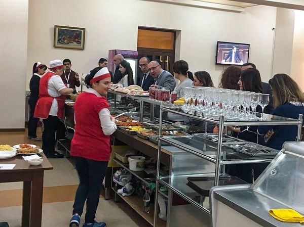 Шушан Петросян заказывала толму: кулинарные пристрастия старых и новых армянских депутатов Шушан Петросян заказывала толму: кулинарные пристрастия старых и новых армянских депутатов - Sputnik Армения