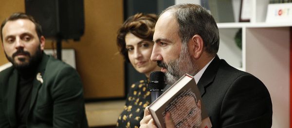 Никол Пашинян представил свою книгу (16 февраля 2019). Ереван - Sputnik Արմենիա