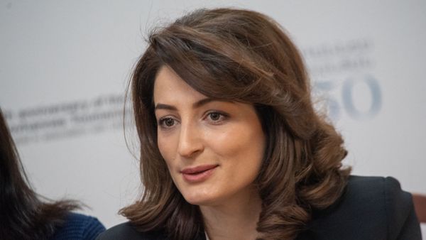 И.о. директора музея Тумянана Ани Егиазарян на церемонии гашения марки к 150-летию Ованеса Туманяна (18 февраля 2019). Еревaн - Sputnik Армения