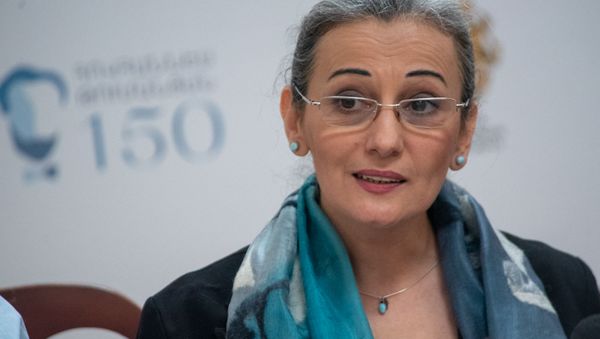 И.о. министра культуры Назени Гарибян на церемонии гашения марки к 150-летию Ованеса Туманяна (18 февраля 2019). Еревaн - Sputnik Армения