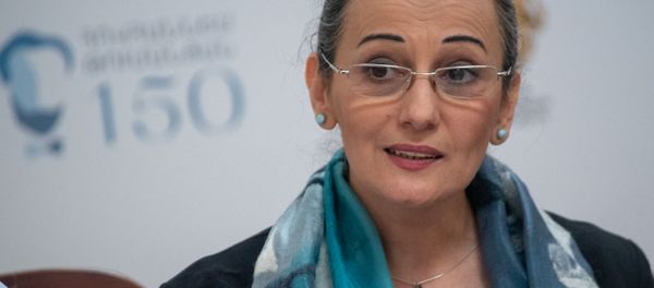 И.о. министра культуры Назени Гарибян на церемонии гашения марки к 150-летию Ованеса Туманяна (18 февраля 2019). Еревaн - Sputnik Армения