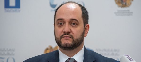 Министр образования и науки Араик Арутюнян на церемонии гашения марки к 150-летию Ованеса Туманяна (18 февраля 2019). Еревaн Министр образования и науки Араик Арутюнян на церемонии гашения марки к 150-летию Ованеса Туманяна (18 февраля 2019). Еревaн - Sputnik Армения