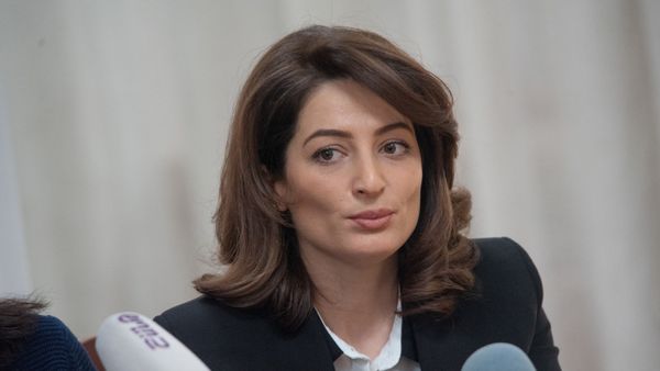 И.о. директора музея Тумянана Ани Егиазарян на церемонии гашения марки к 150-летию Ованеса Туманяна (18 февраля 2019). Еревaн - Sputnik Армения